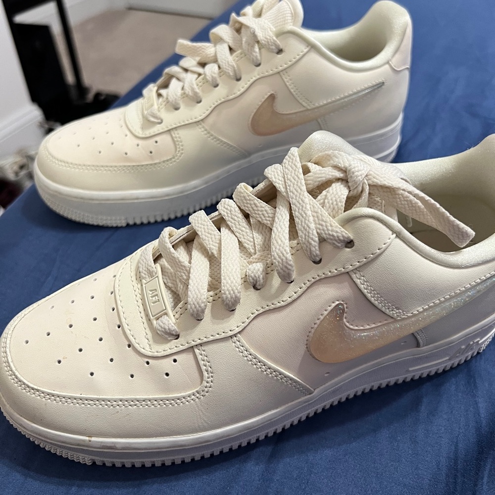 Off White (cream/ivory) Nike Air Force 1 07’ SE